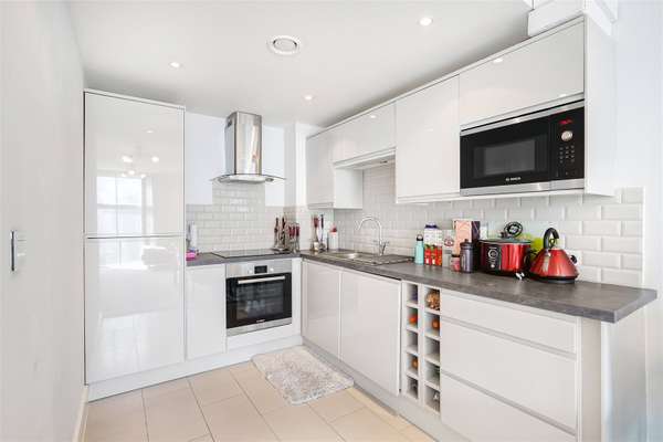 Flat Queenstown Road in Greater London
