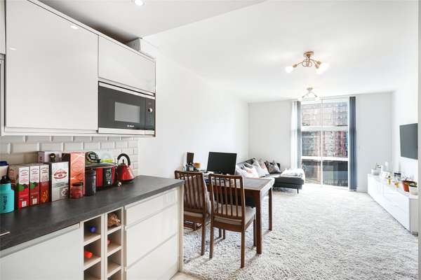 Flat Queenstown Road in Greater London