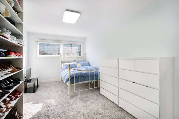 Flat Queenstown Road in Greater London