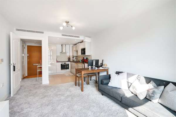 Flat Queenstown Road in Greater London