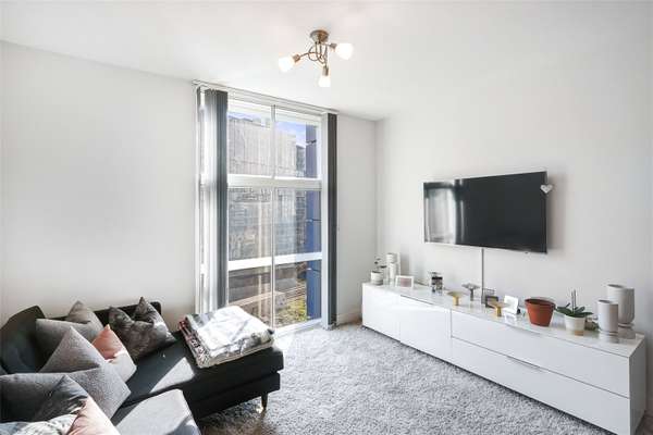 Flat Queenstown Road in Greater London