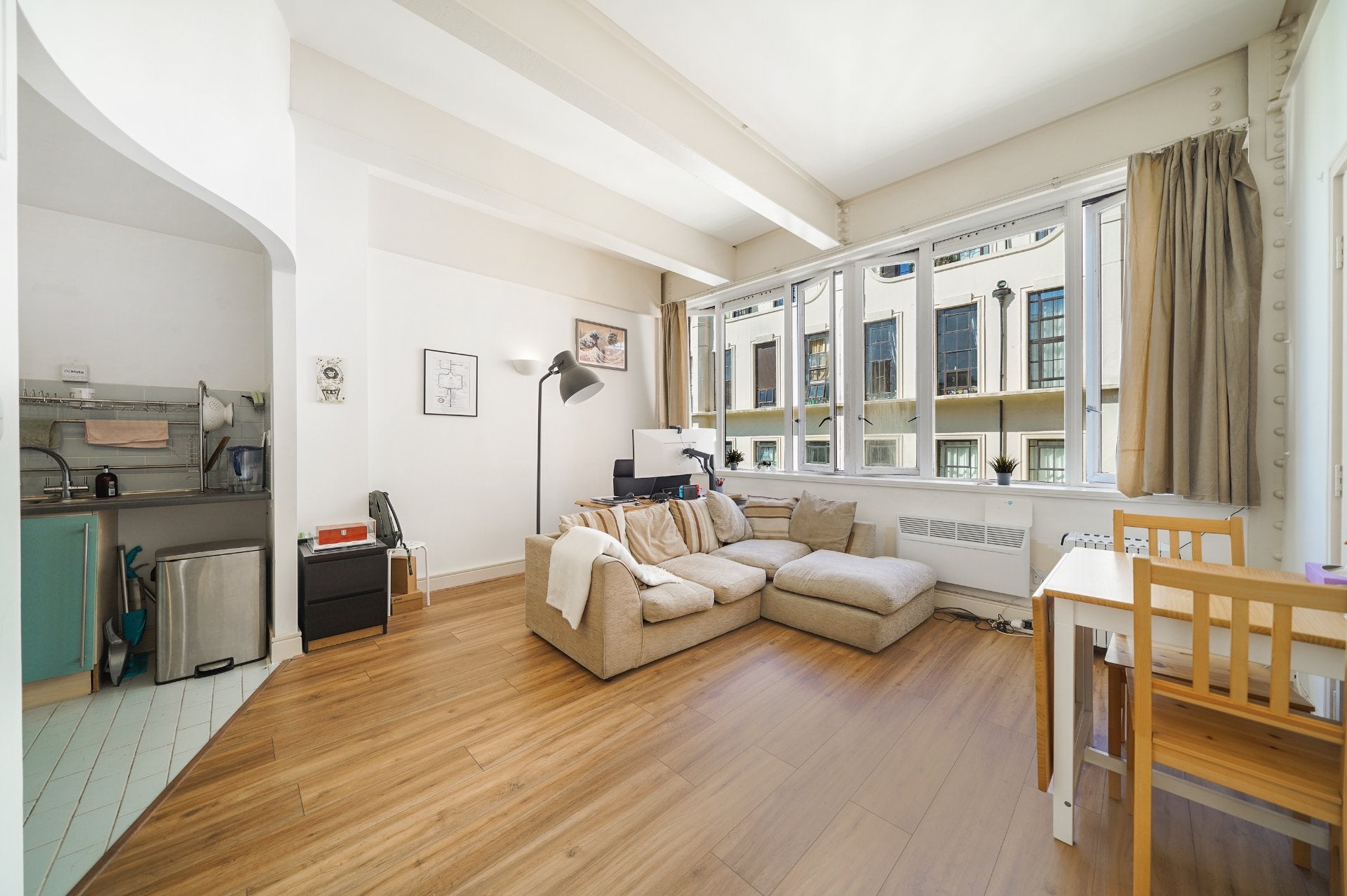 Flat Manor Gardens in Greater London