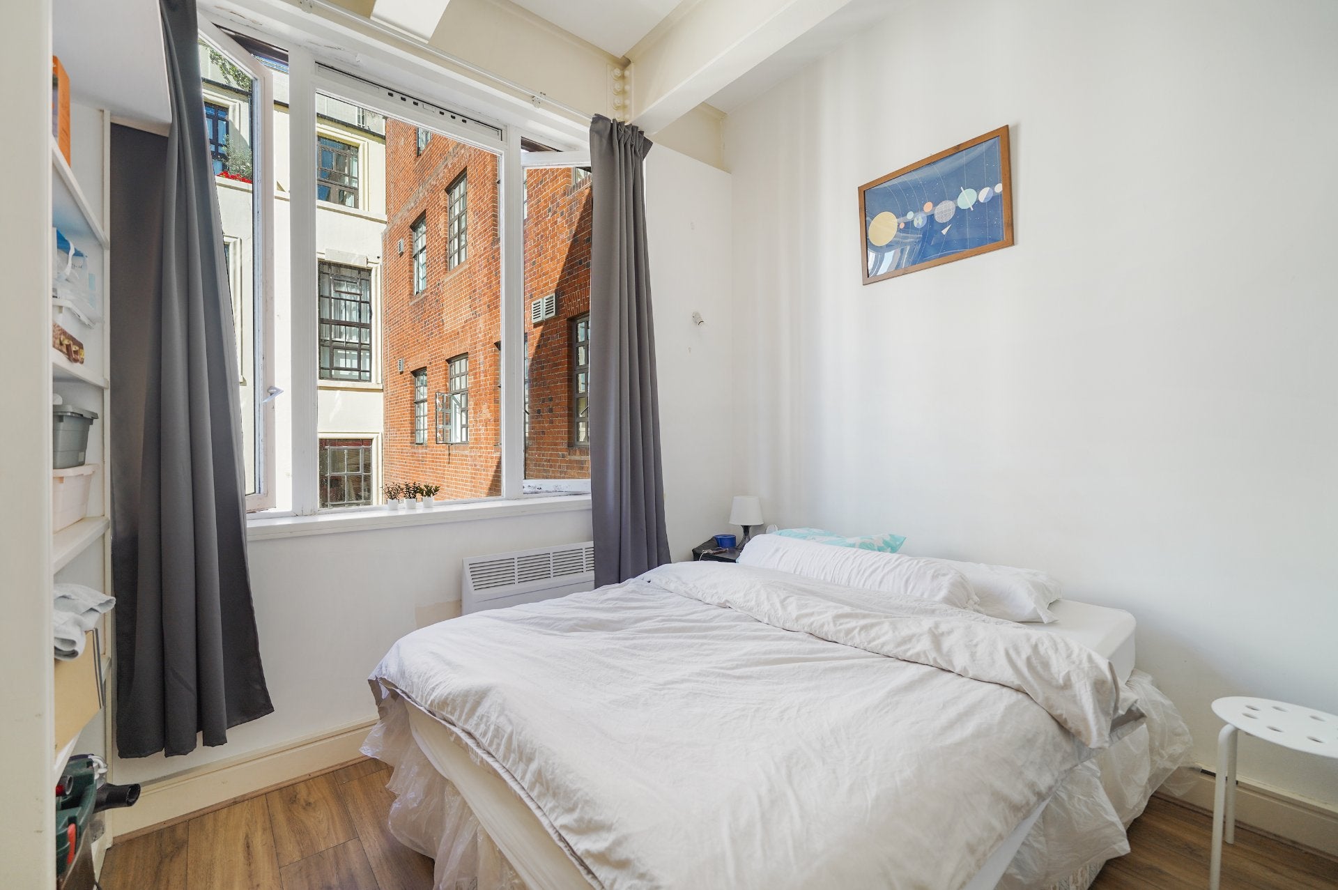 Flat Manor Gardens in Greater London