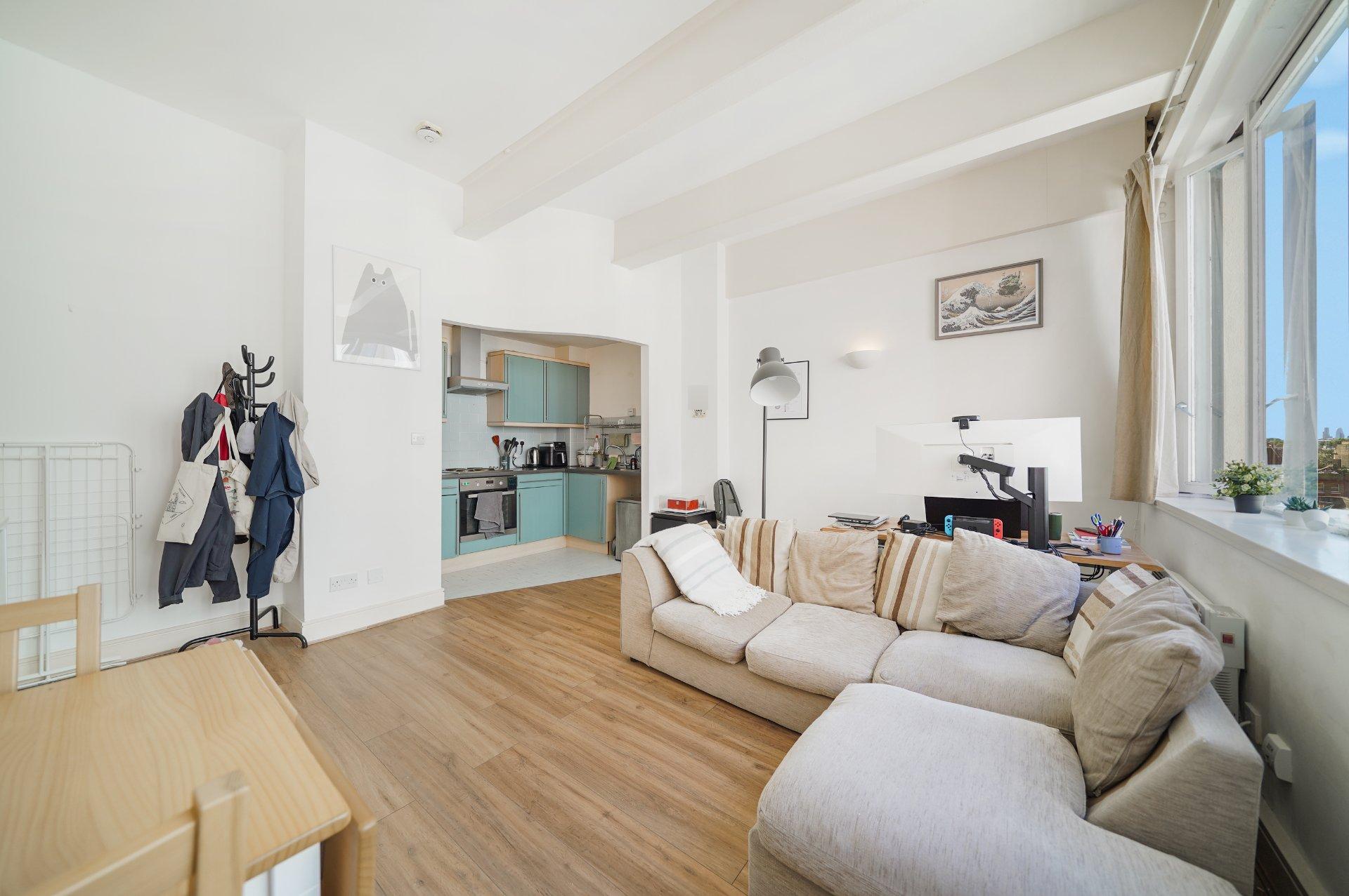 Flat Manor Gardens in Greater London