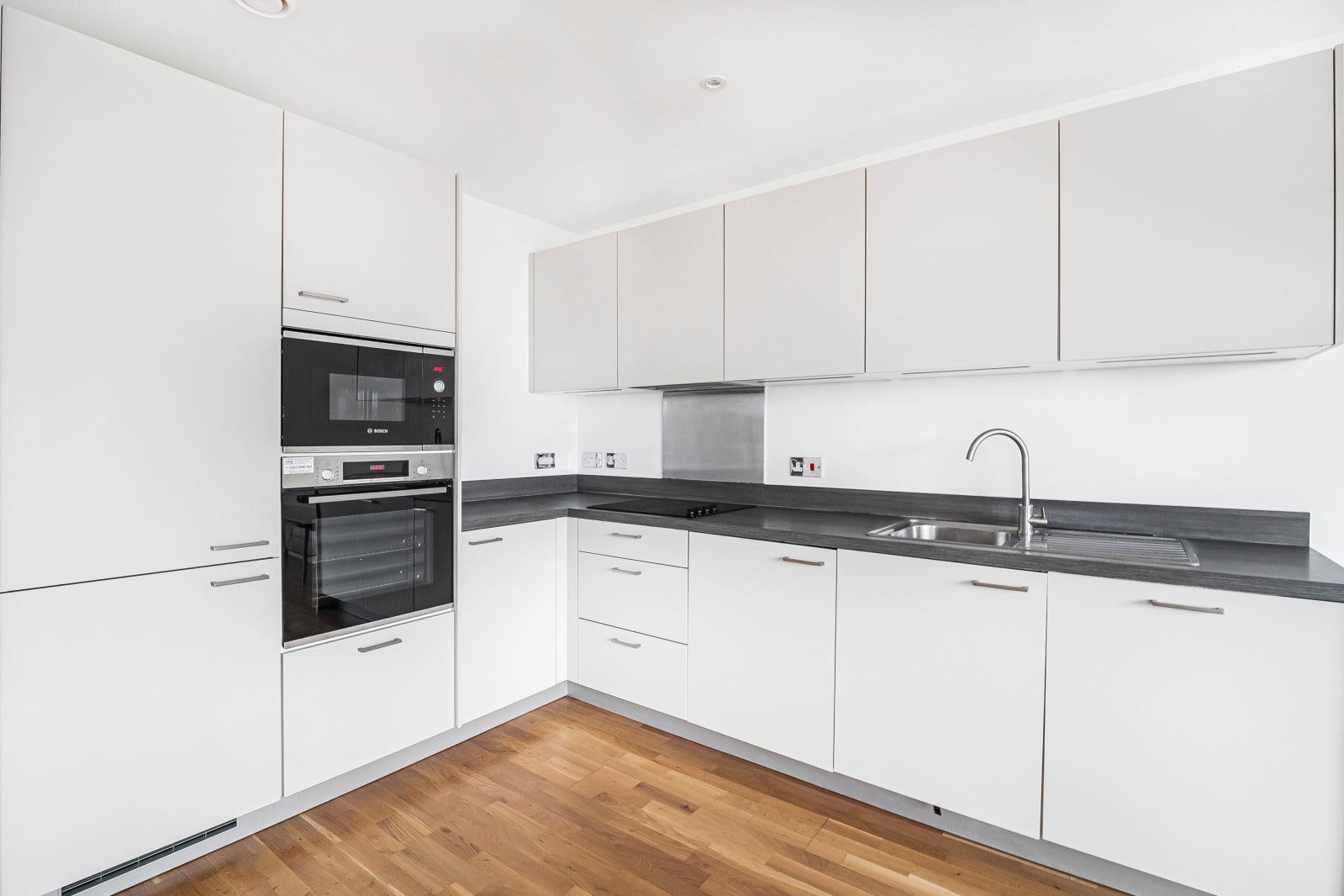 Flat Wellington Street in Greater London