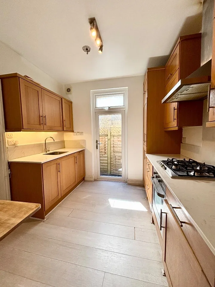 Flat Denton Street in Greater London
