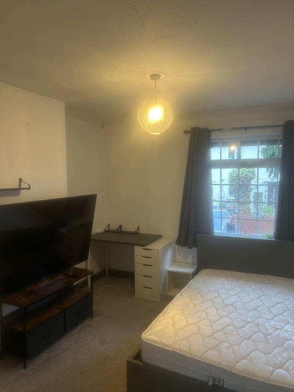 Room Leafy Oak Road in Greater London