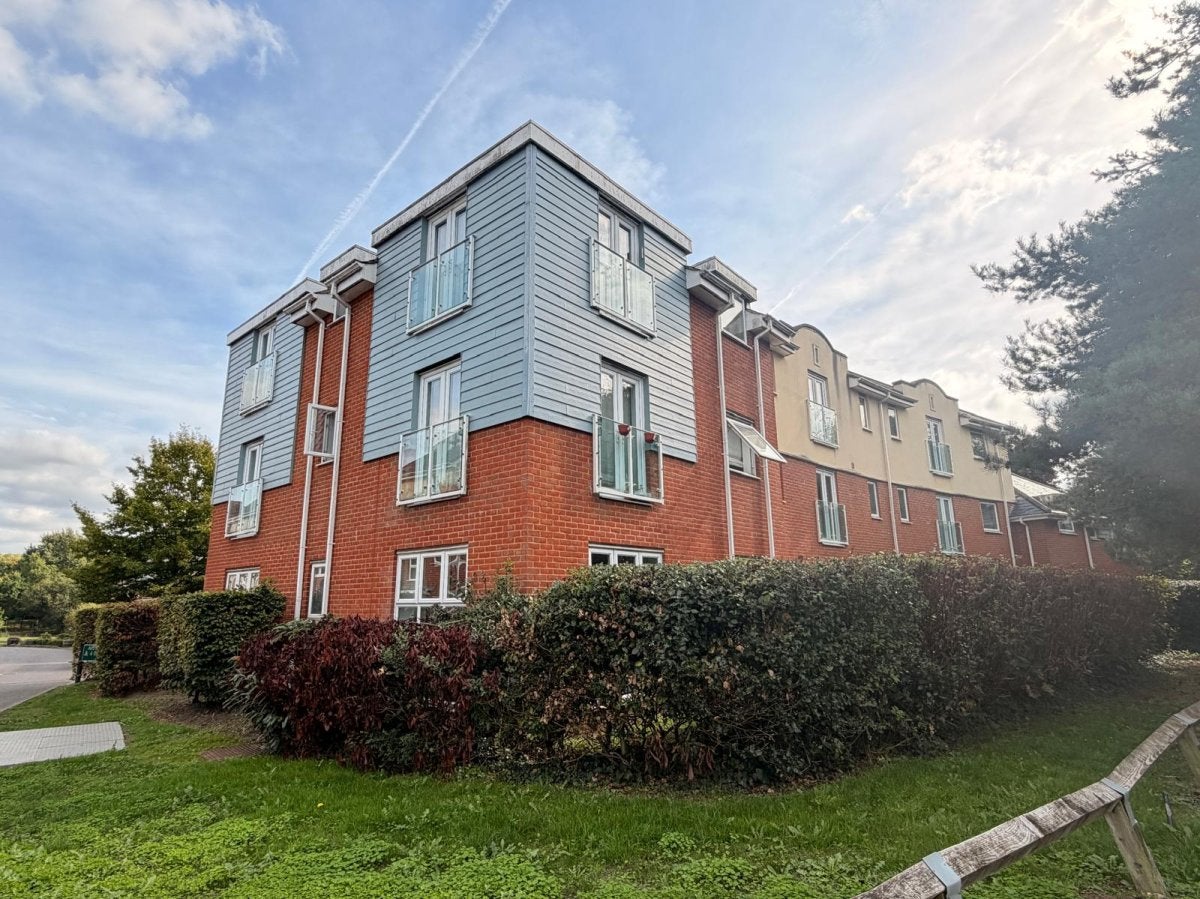 Flat Foxboro Road in Reigate and Banstead