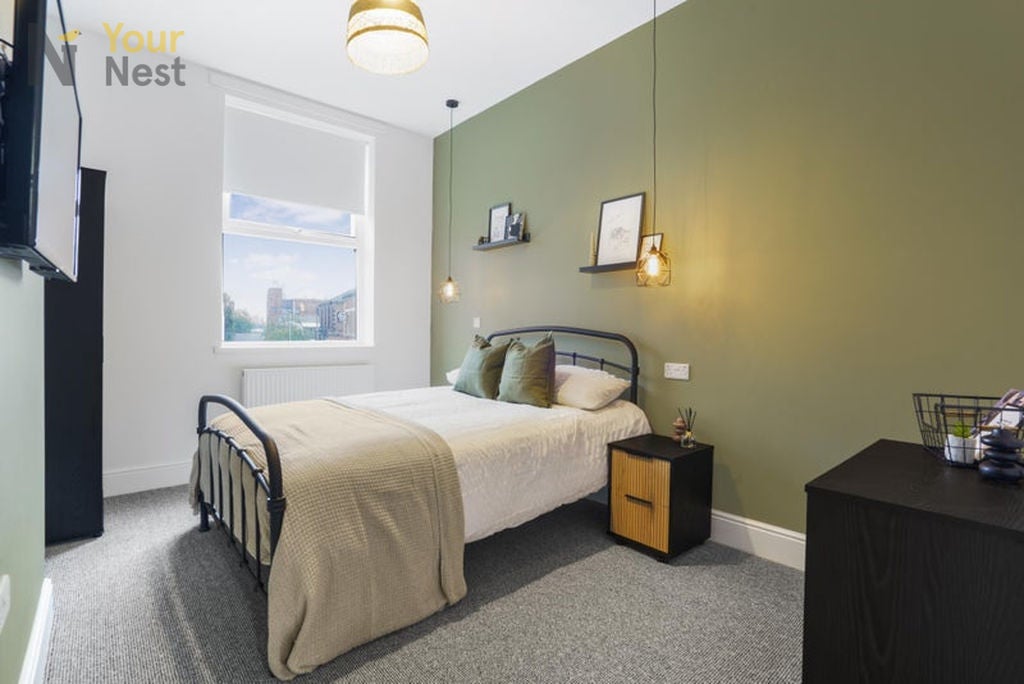 Room Commercial Street in Wakefield