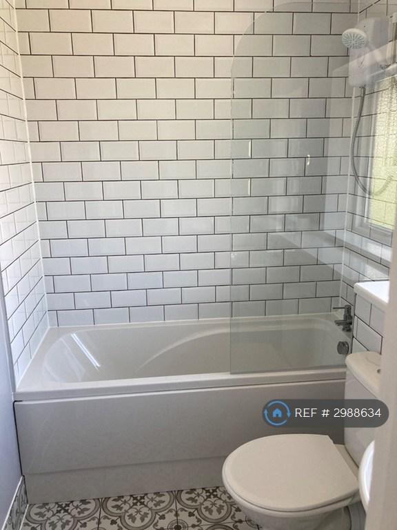 Flat Orchard Grove in Greater London