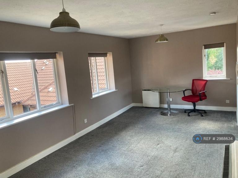 Flat Orchard Grove in Greater London