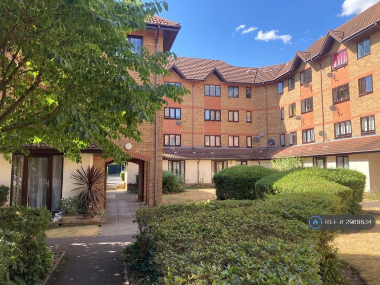 Flat Orchard Grove in Greater London