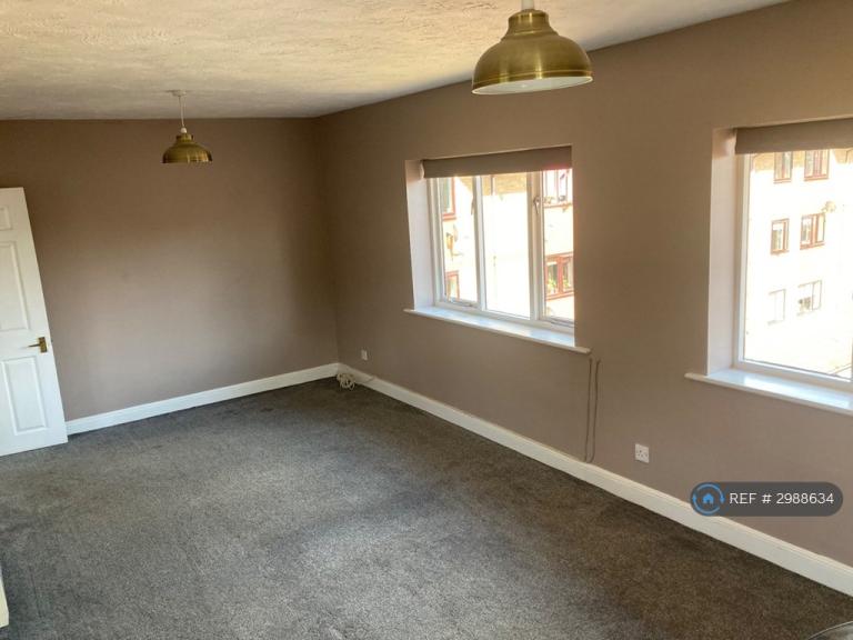 Flat Orchard Grove in Greater London