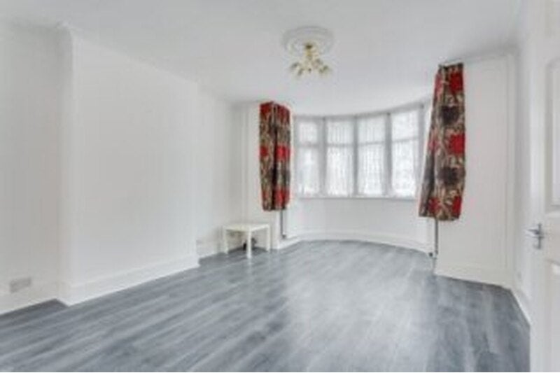 House Park Avenue North in Greater London