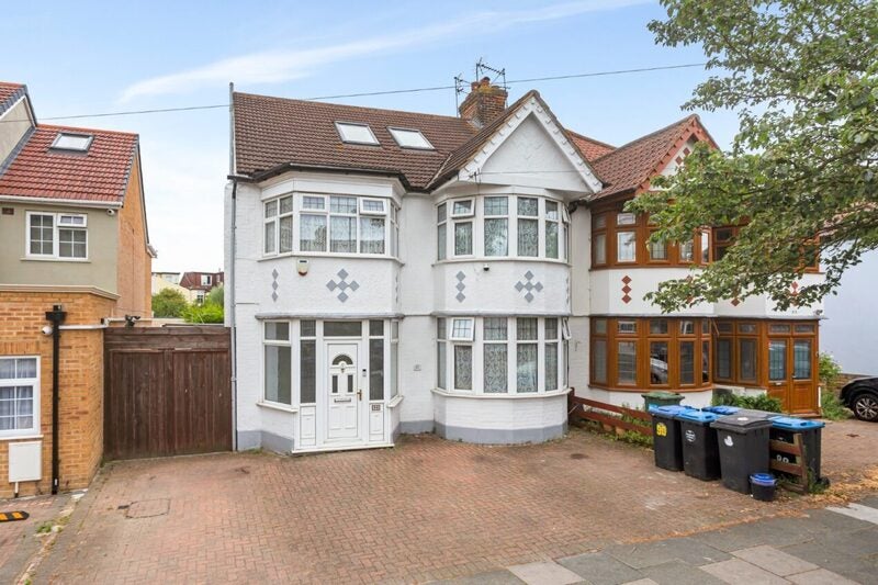 House Park Avenue North in Greater London