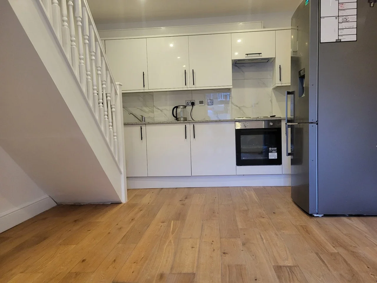 Flat Martens Avenue in Greater London