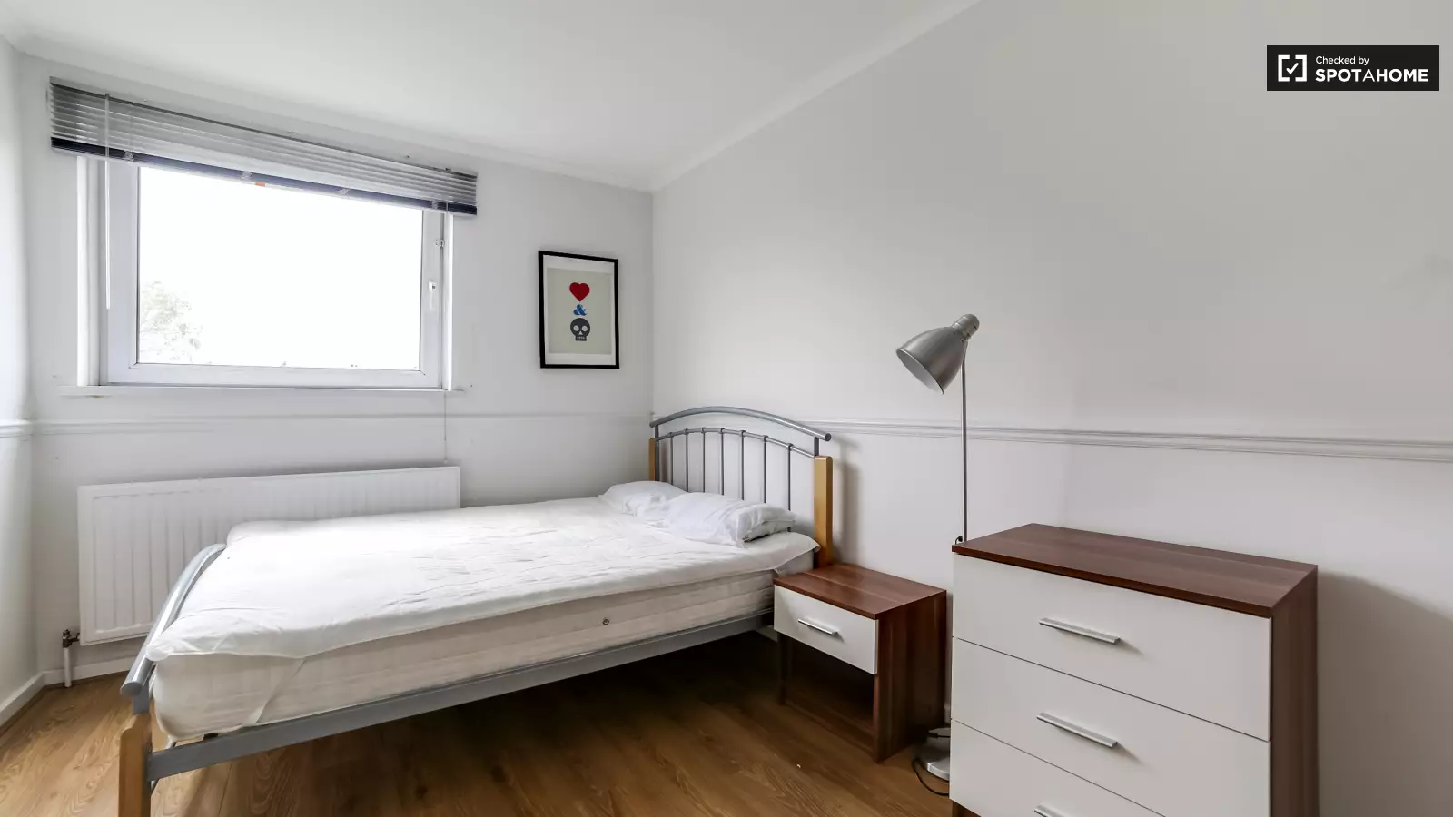 Room Candy Street in Greater London