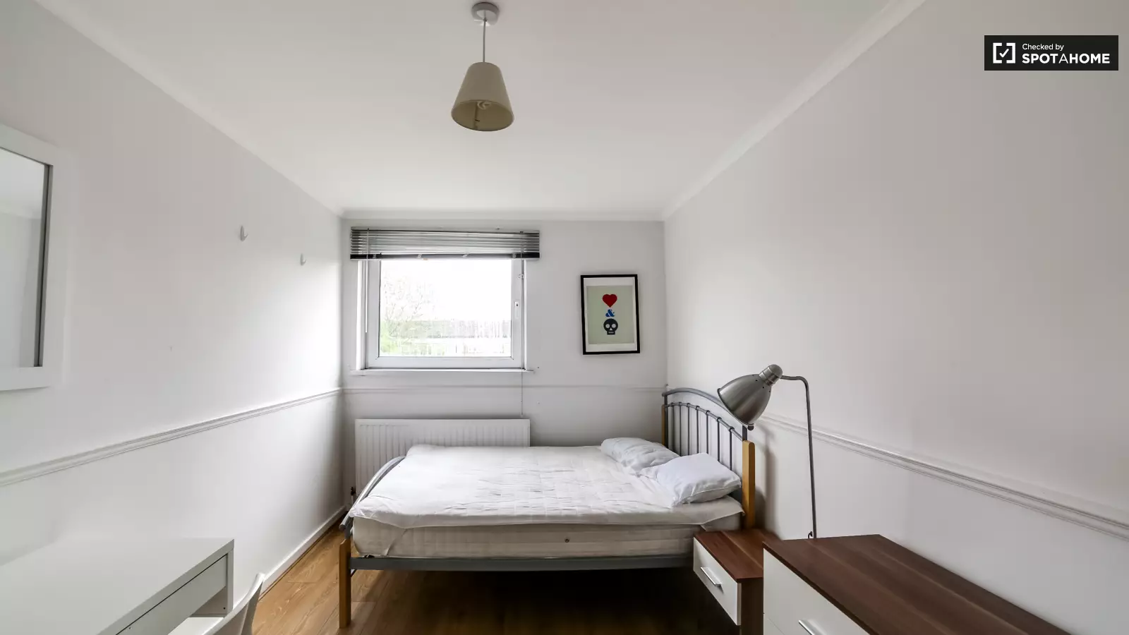 Room Candy Street in Greater London
