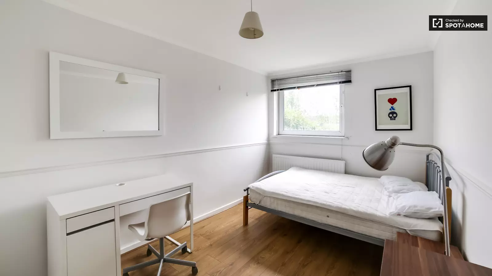 Flat Candy Street in Greater London