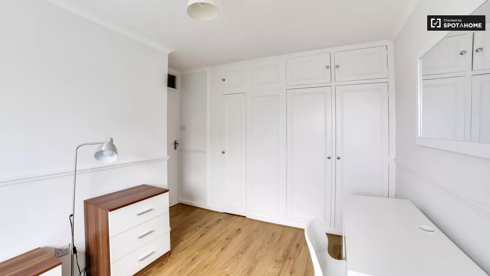 Room Candy Street in Greater London