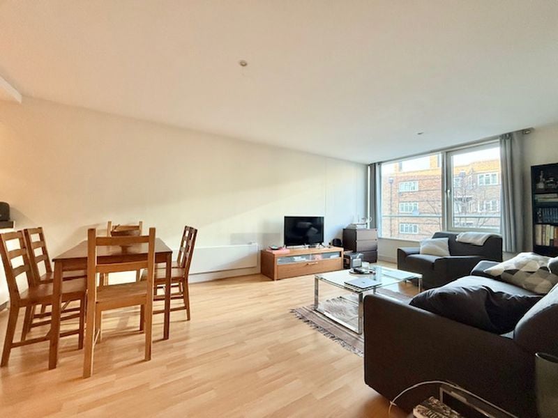 Flat Empire Square South in Greater London