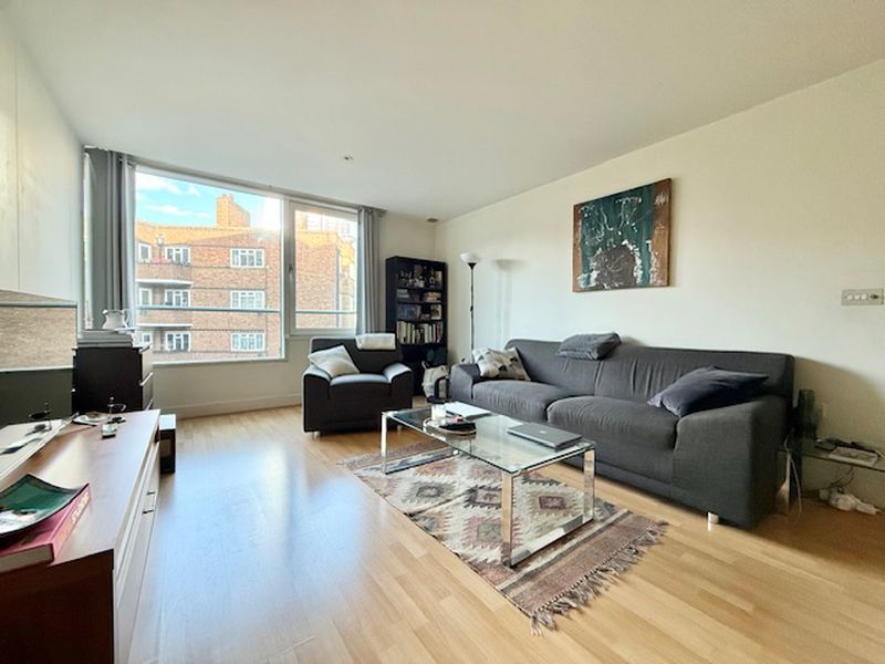 Flat Empire Square South in Greater London