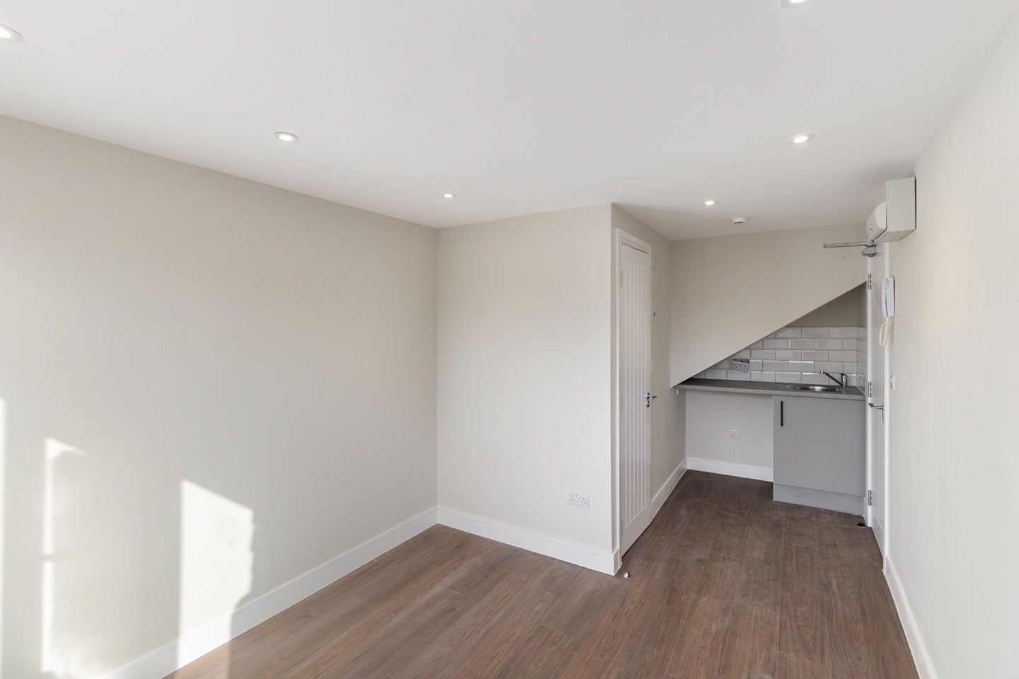 Room Upper Halliford Road in Borough of Spelthorne