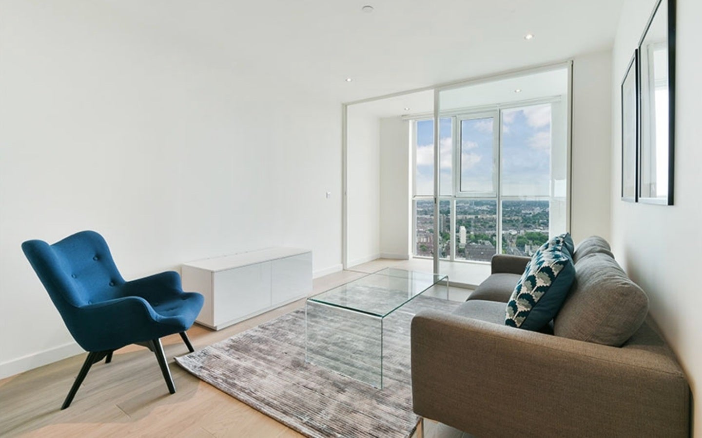 Flat Wyvil Road in Greater London