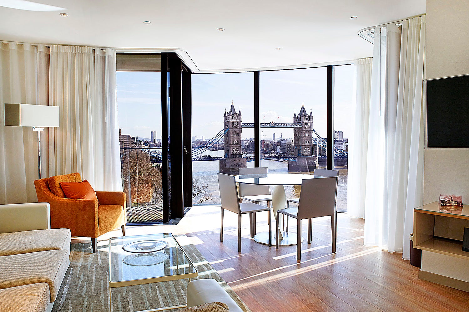 Flat Lower Thames Street in City of London