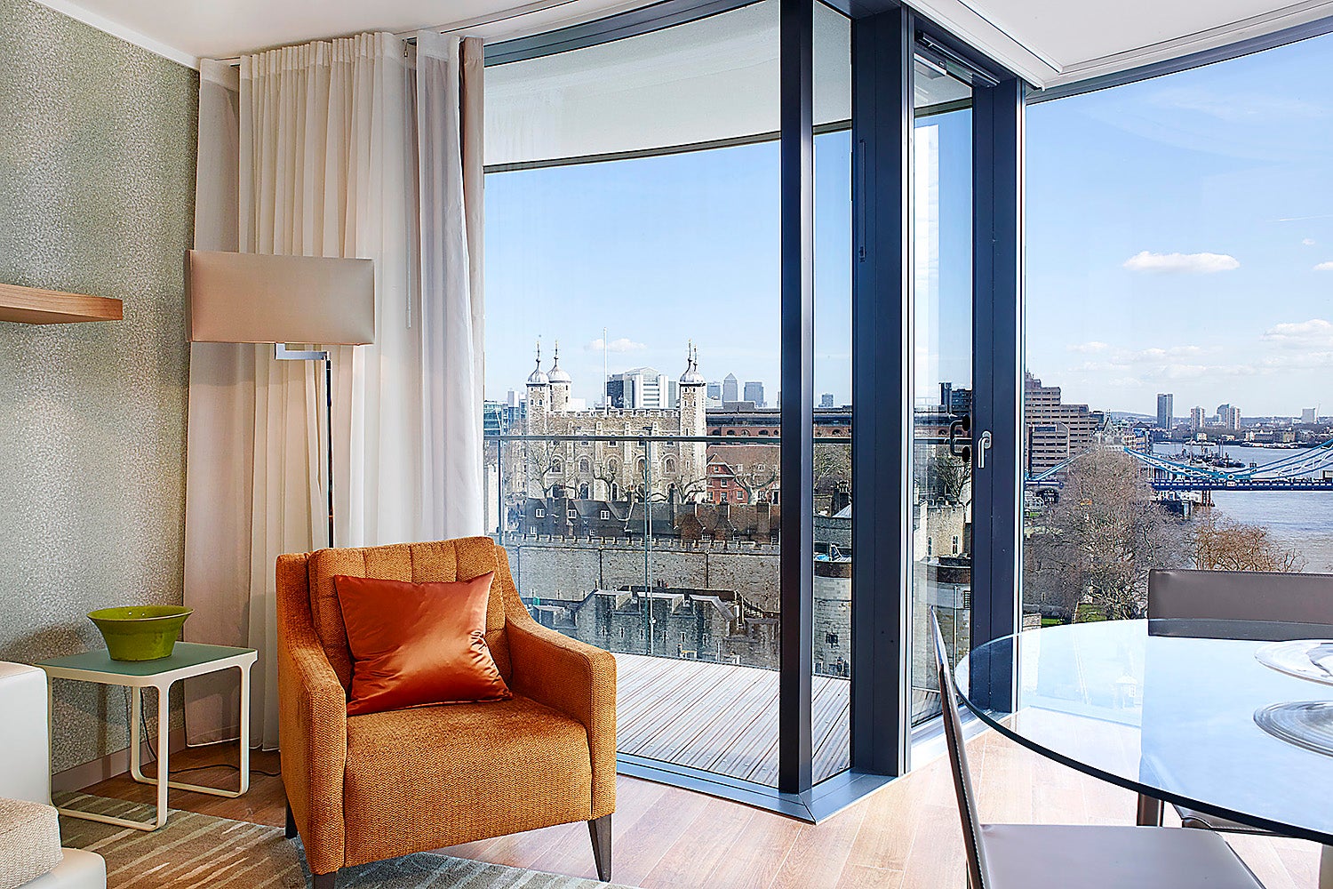 Flat Lower Thames Street in City of London