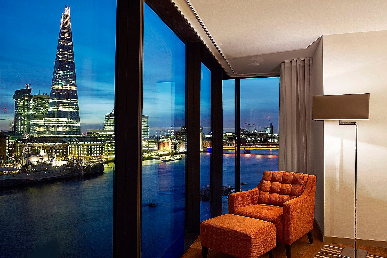 Flat Lower Thames Street in City of London