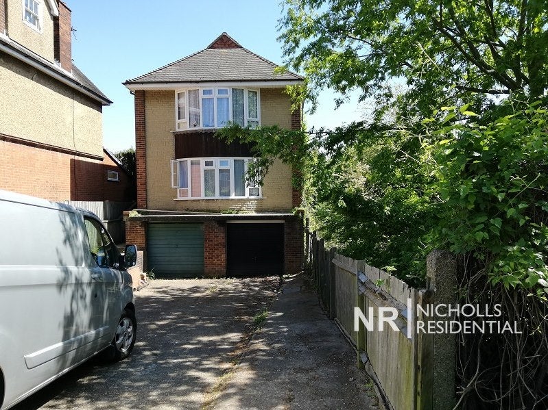 Flat Vale Road North in Greater London