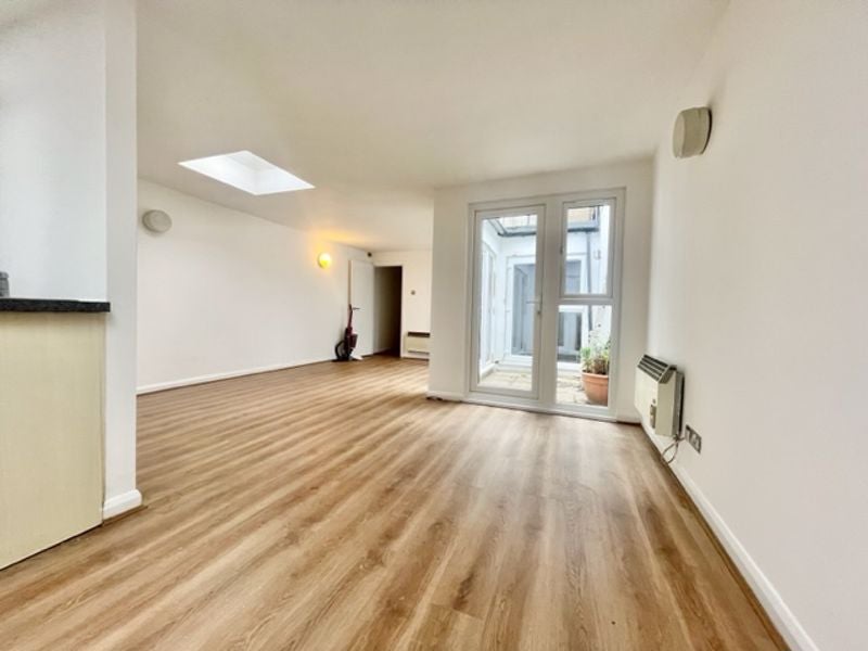 Flat Long Lane in Greater London
