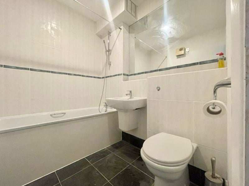 Flat Long Lane in Greater London