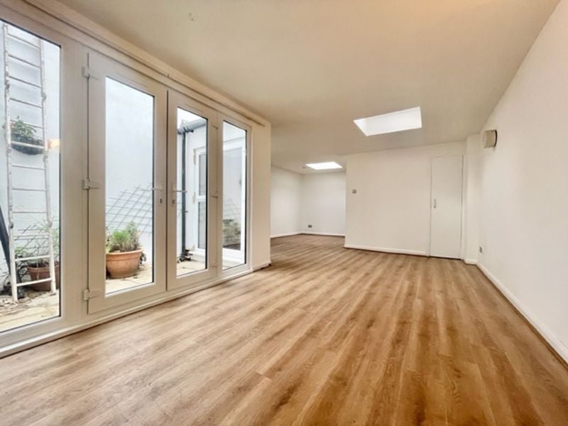 Flat Long Lane in Greater London