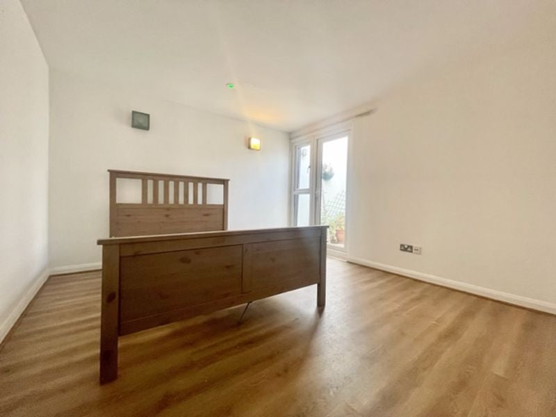 Flat Long Lane in Greater London