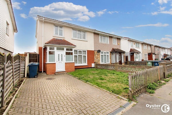 House Courtenay Avenue in London