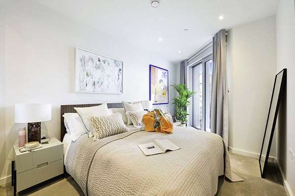 Flat Lanchester Way in Greater London