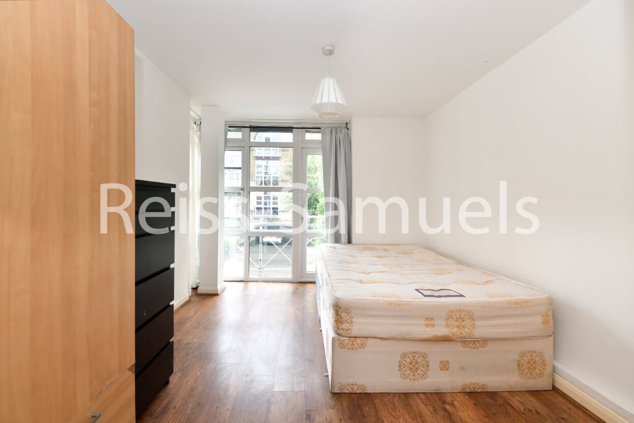 Flat Eleanor Close in Greater London