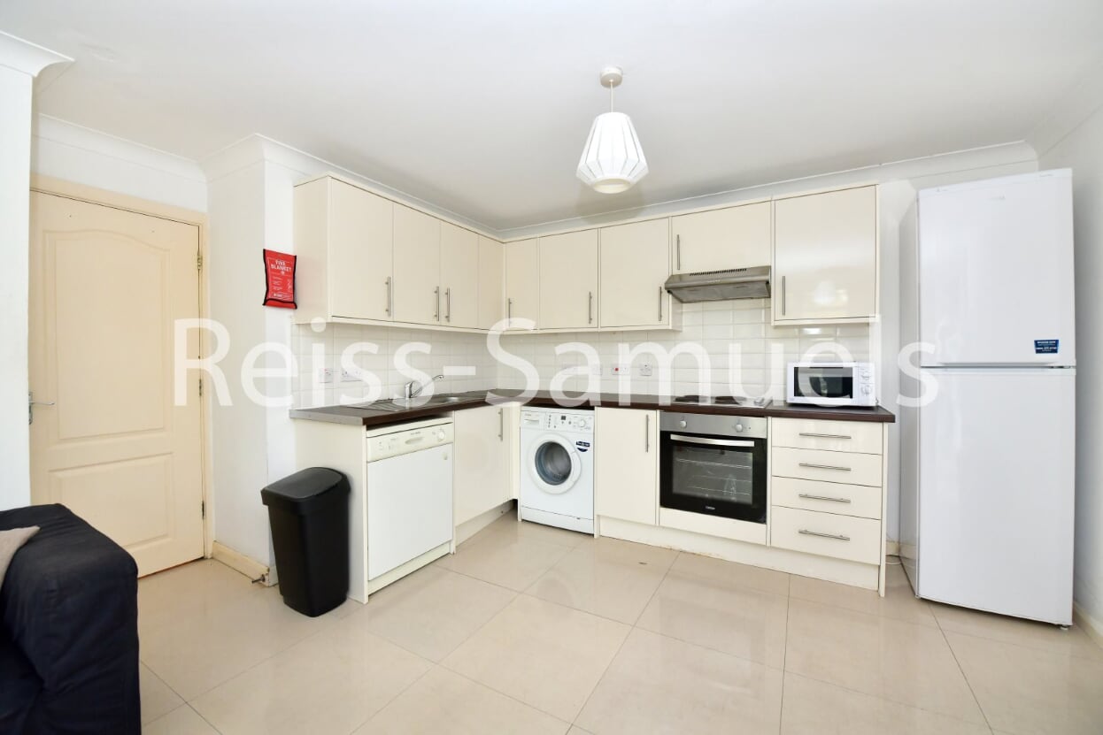 Flat Eleanor Close in Greater London