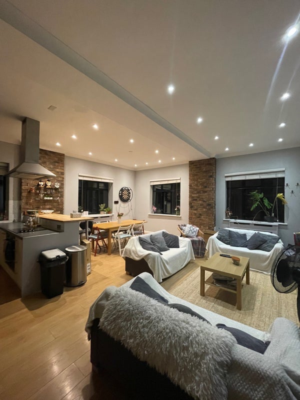 Room Westferry Road in Greater London