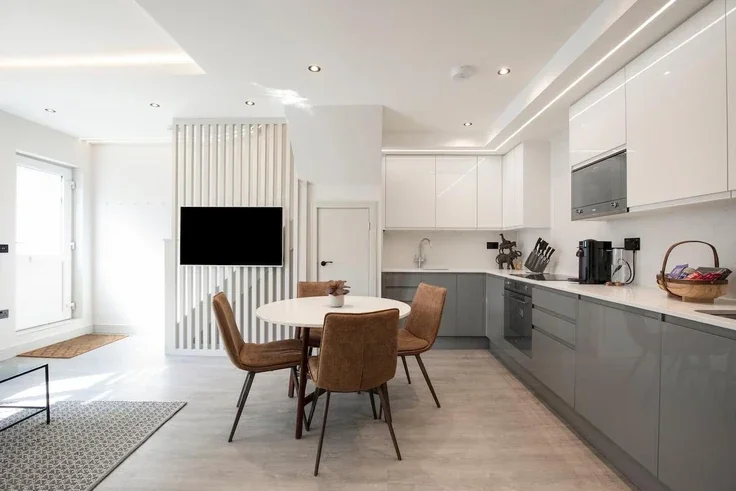 House Highfield Avenue in Greater London