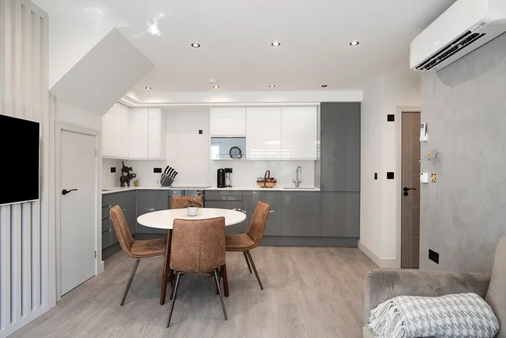 House Highfield Avenue in Greater London