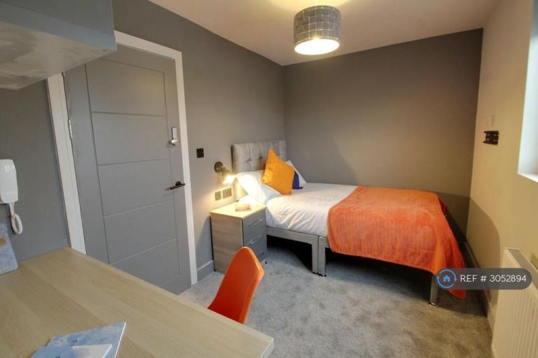 Room Evesham Road in Leicester