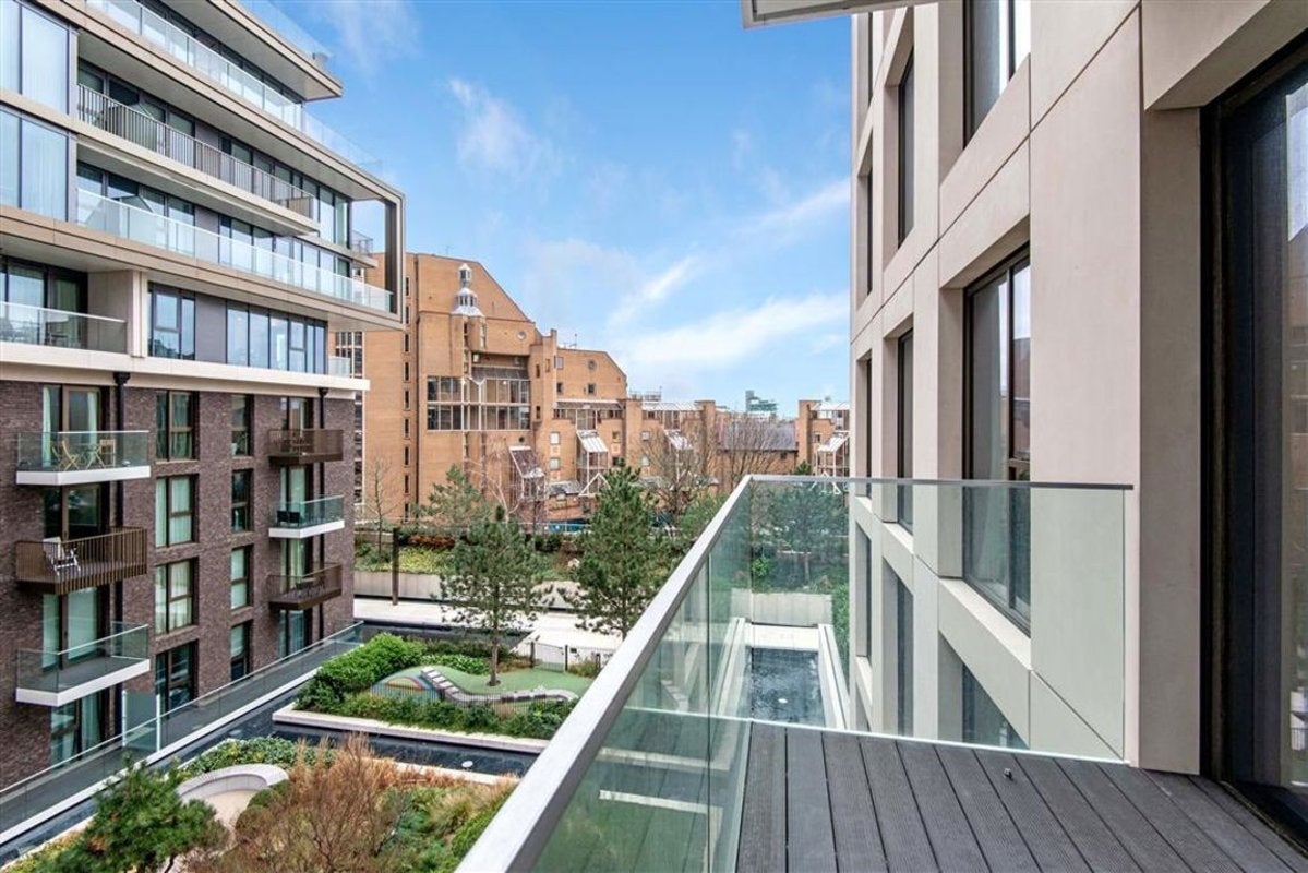 Flat Waterside Promenade in Greater London