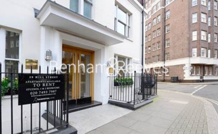 Flat Hill Street in City of Westminster