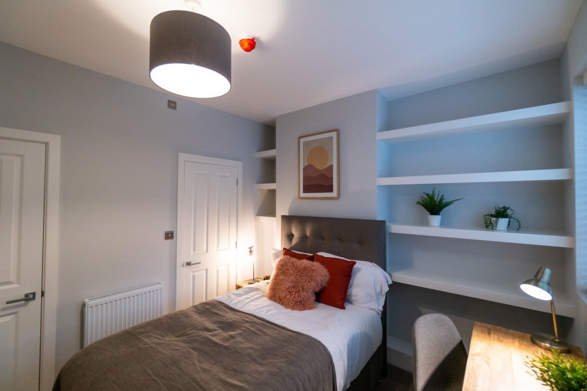 Room Hemdean Road in Reading