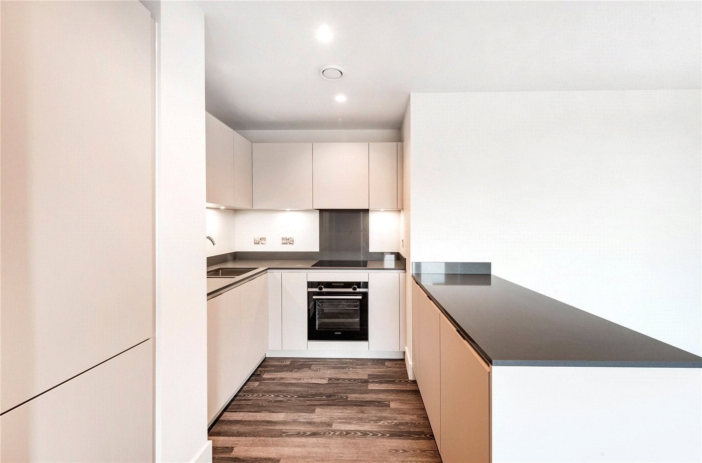Flat Moulding Lane in Greater London