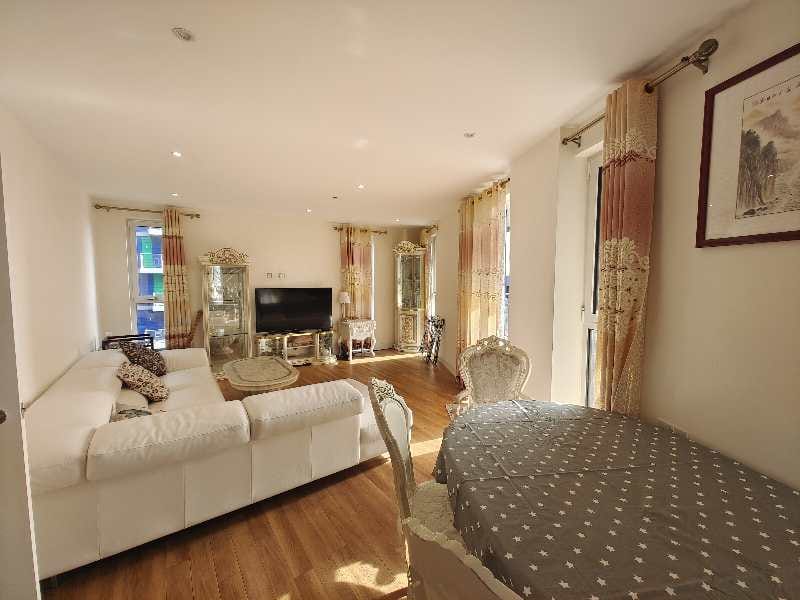 Flat Hatton Road in Greater London