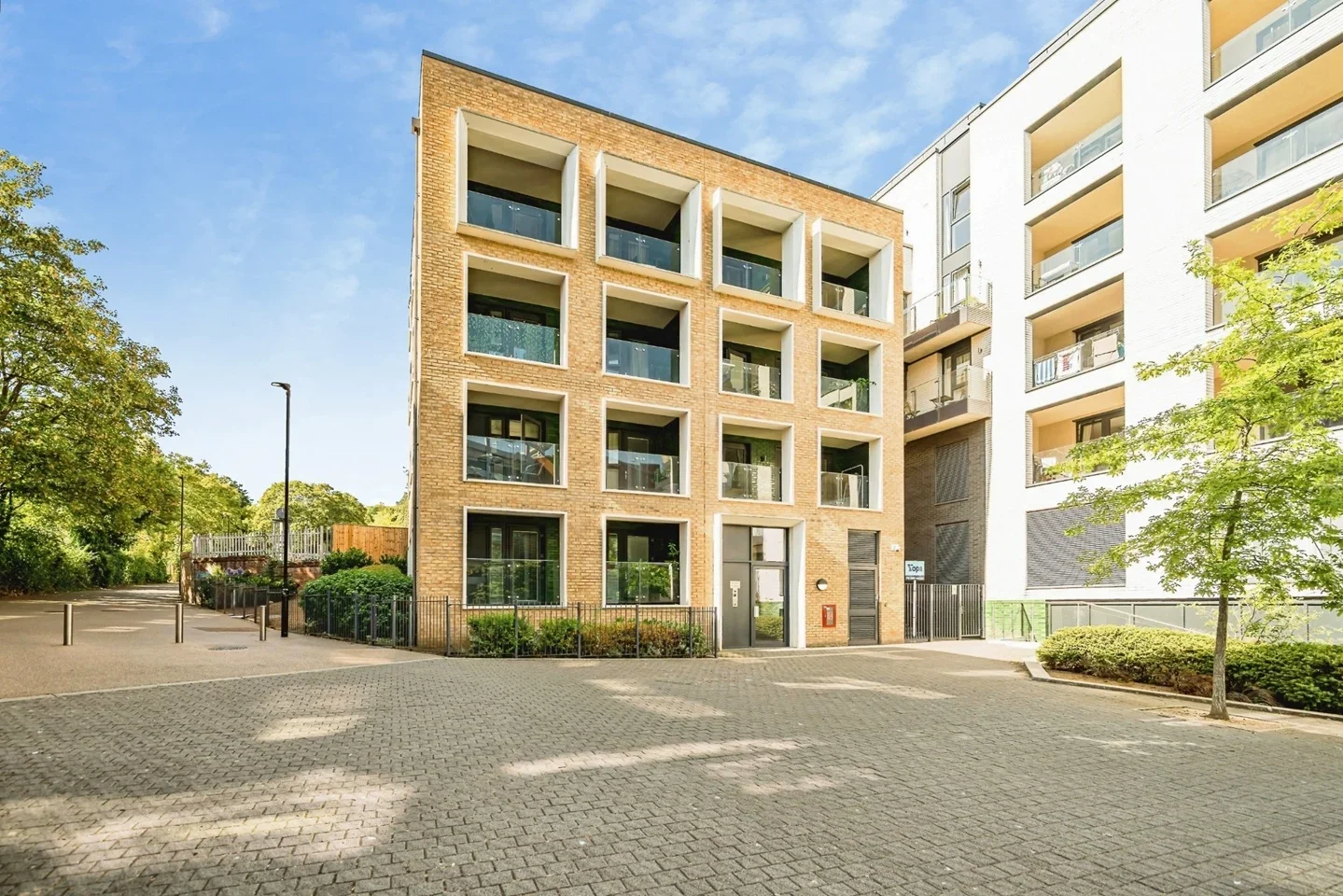 Flat Lily's Walk in High Wycombe